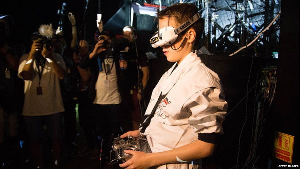 Cau be 15 tuoi vo dich giai dua may bay khong nguoi lai hinh anh