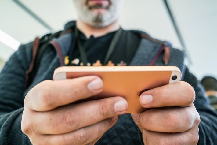 Gia iPhone SE o dau re nhat the gioi? hinh anh