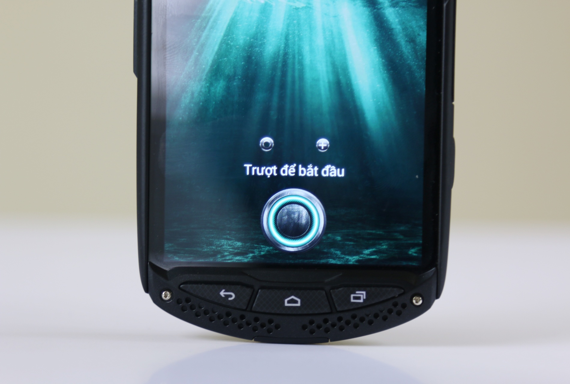 Di dong noi dong coi da Kyocera Brigadier anh 2