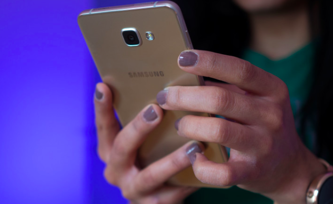 Galaxy A9 Pro ra mat voi RAM 4 GB, pin 5.000 mAh hinh anh