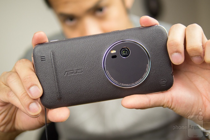 Zenfone Zoom duoc chao ban gia 13,5 trieu dong o VN hinh anh