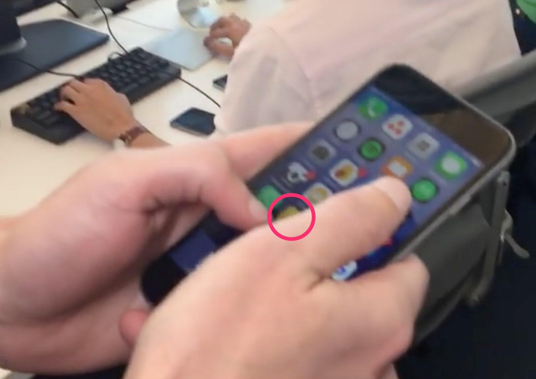 Mark Zuckerberg dung ban ung dung Facebook mau vang hinh anh