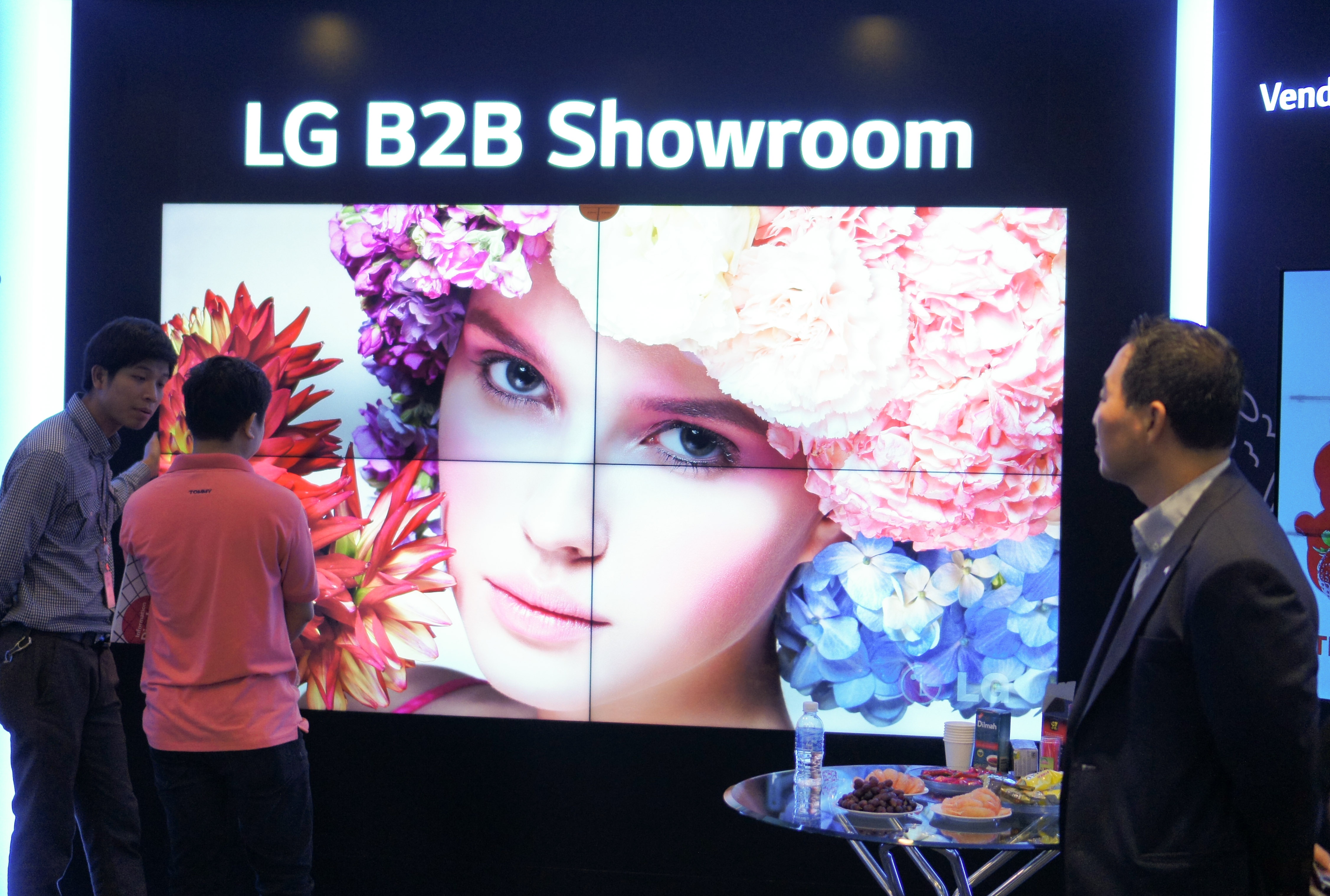 LG mang loat man hinh chuyen dung gia nghin USD ve Viet Nam hinh anh