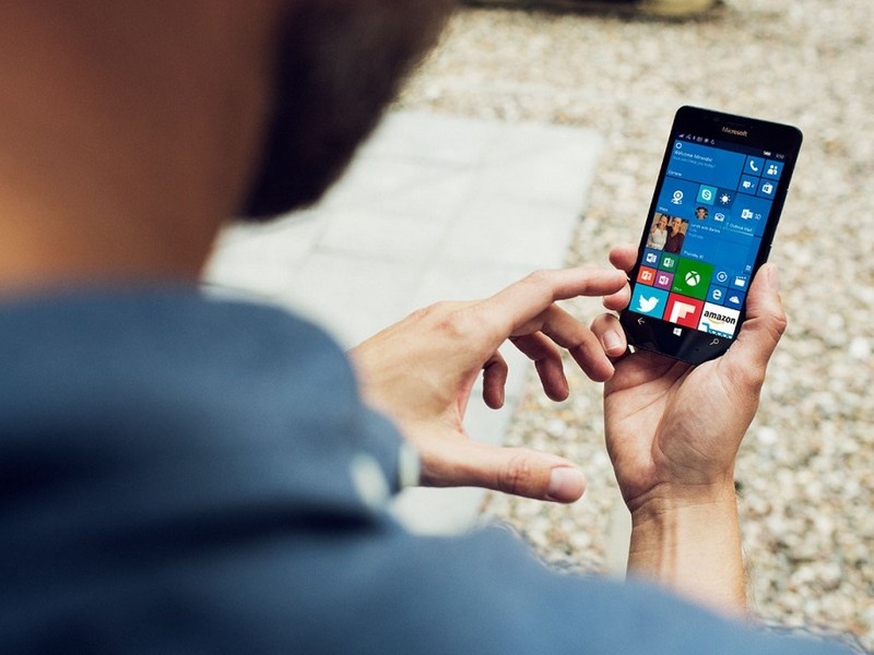 Dai ly 'can rang xa hang', Lumia 950 giam gia con 8 trieu hinh anh