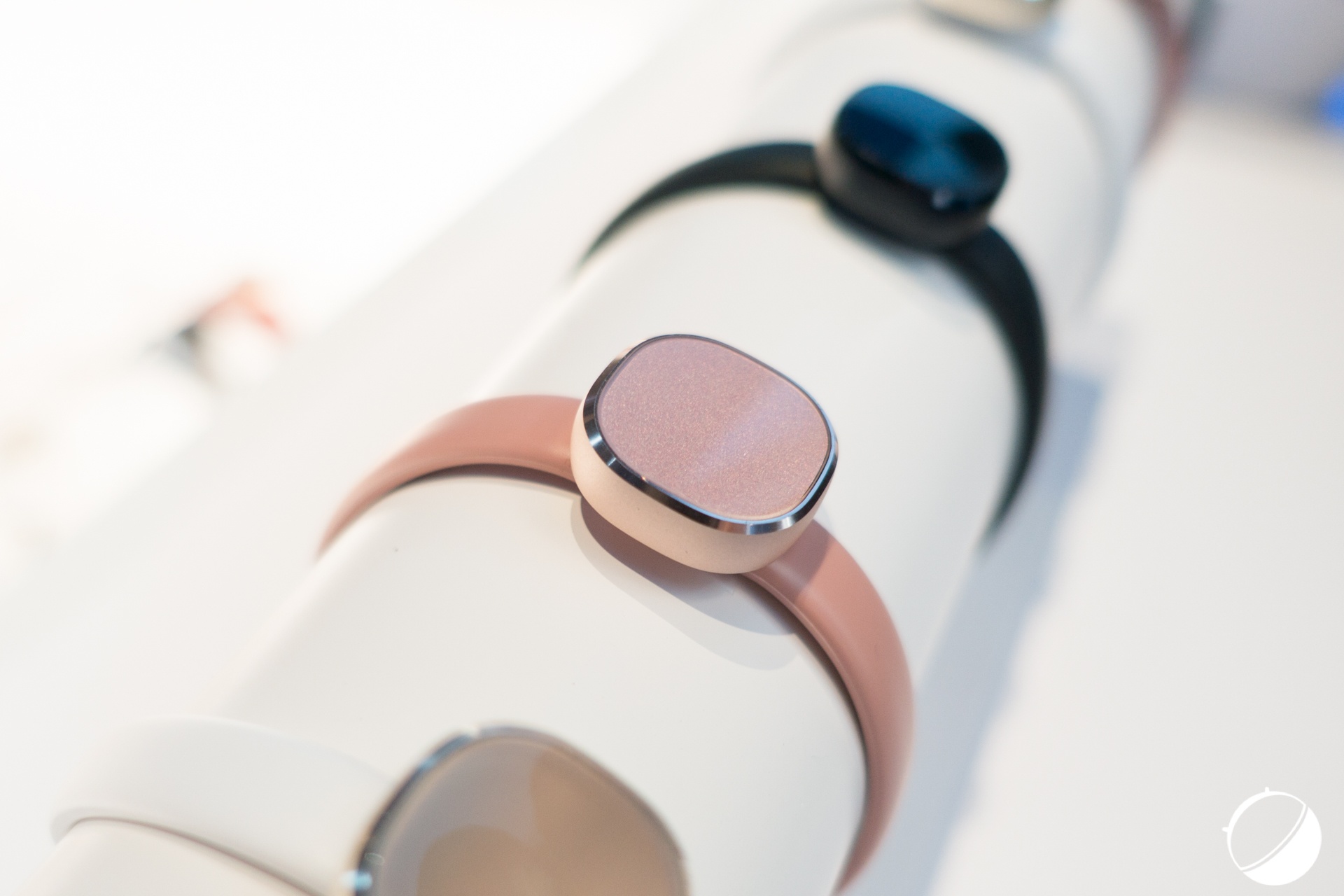 Vong deo tay thong minh gia 45 USD cho tin do thoi trang hinh anh