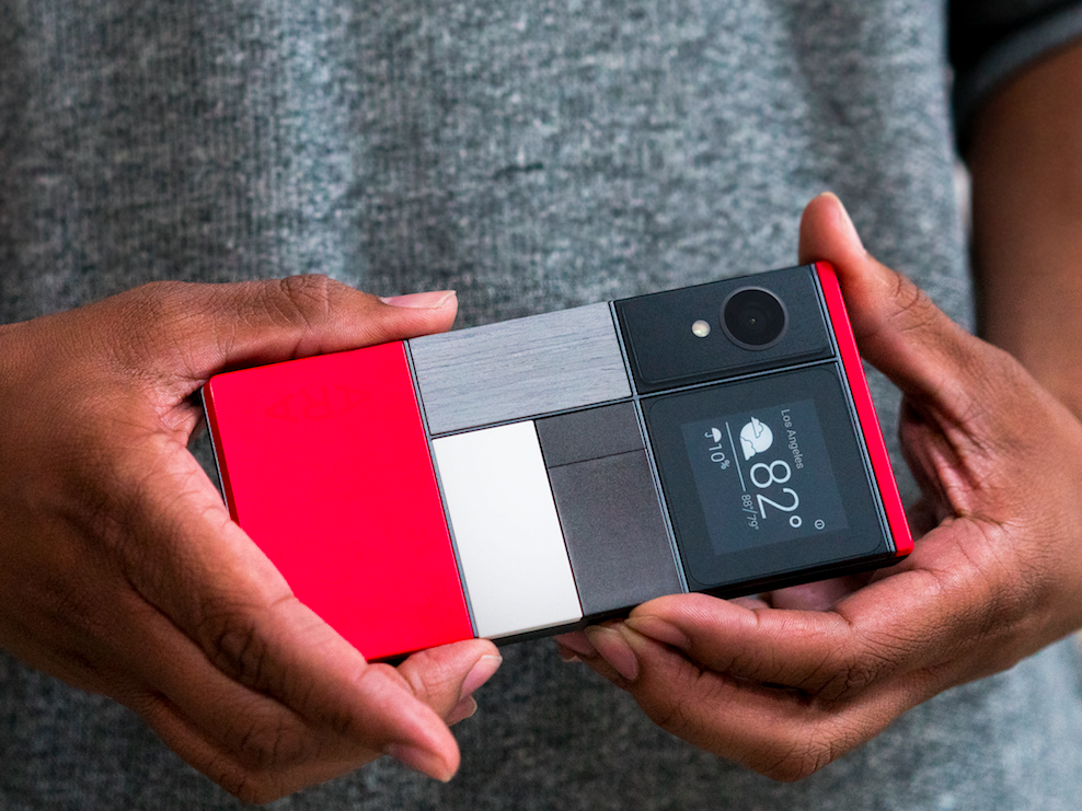 dien thoai xep hinh sap len ke anh 1