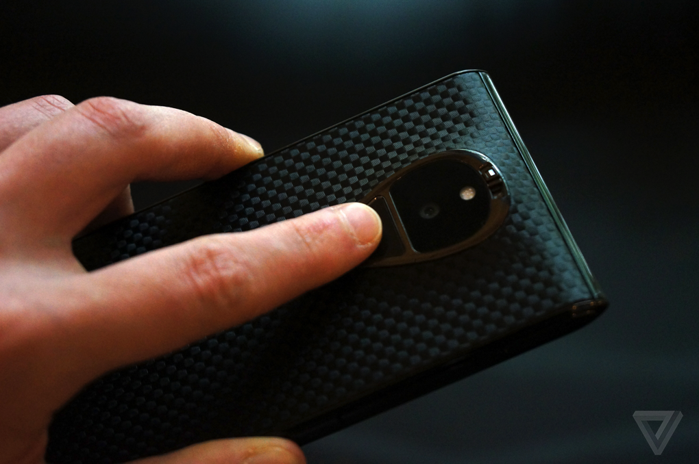 Di dong dat gap 20 lan iPhone co gi? hinh anh