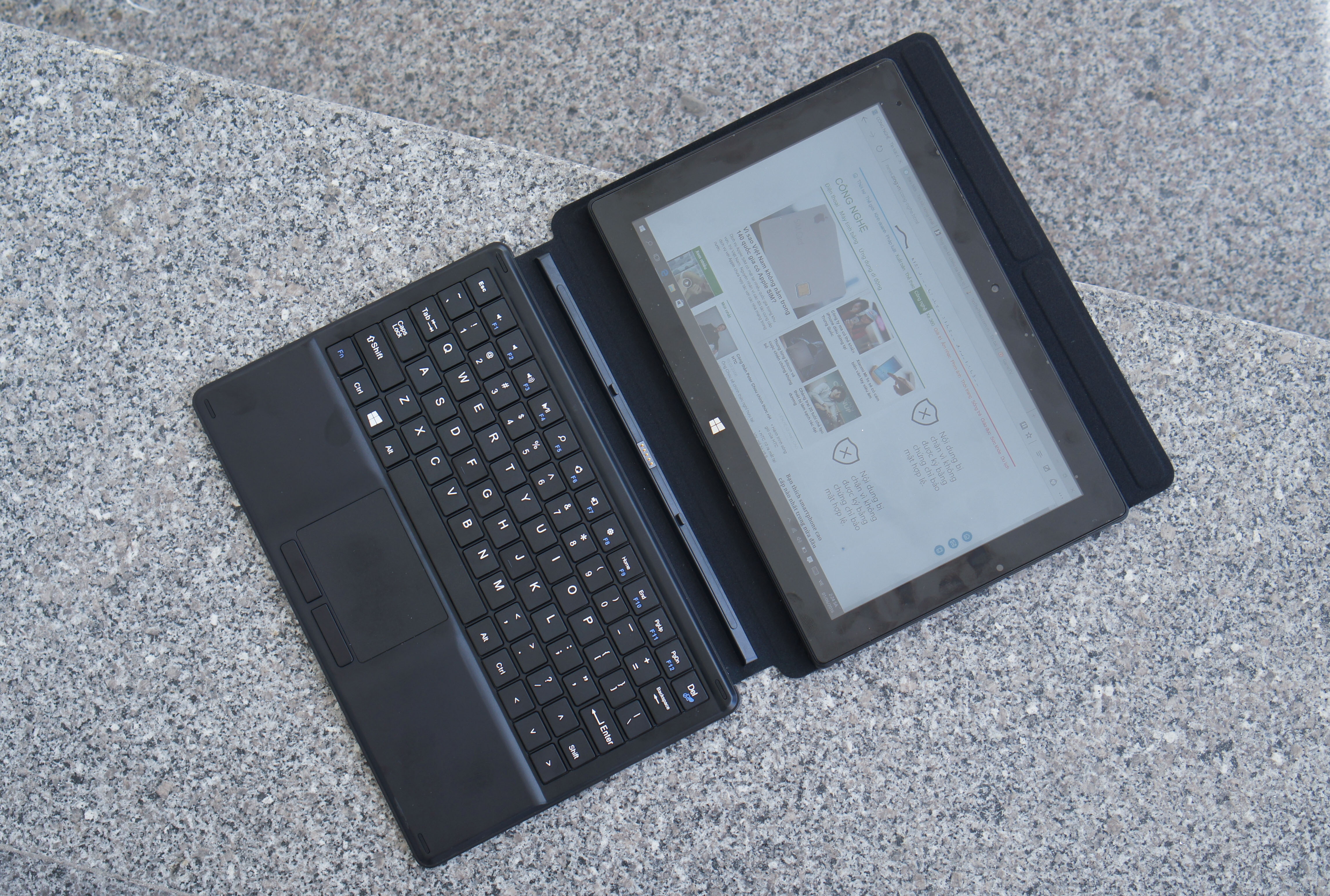 Tablet chay Windows 10 co ban phim roi gia 5 trieu tai VN hinh anh