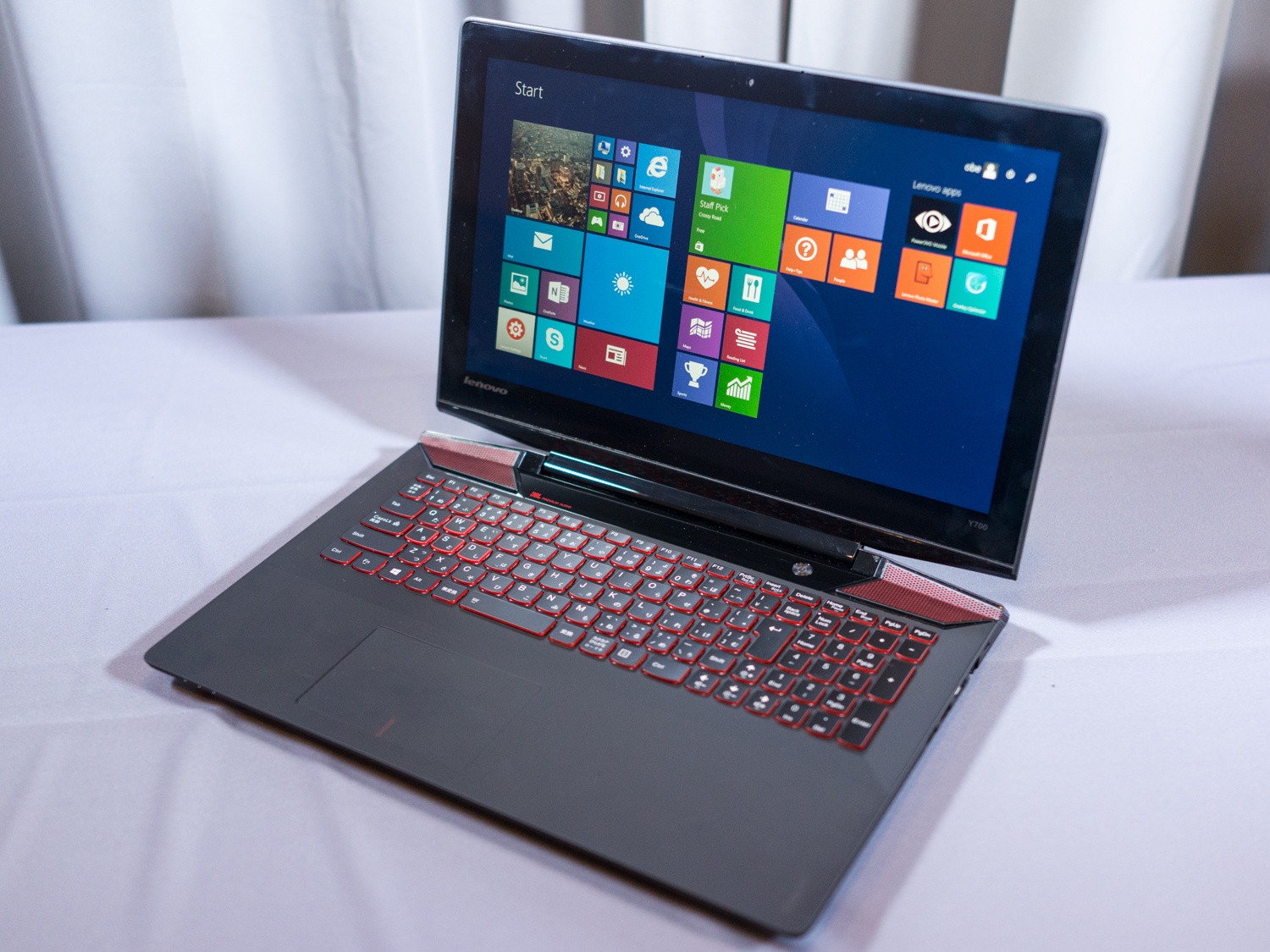 Laptop dang dep cho game thu tu Lenovo hinh anh