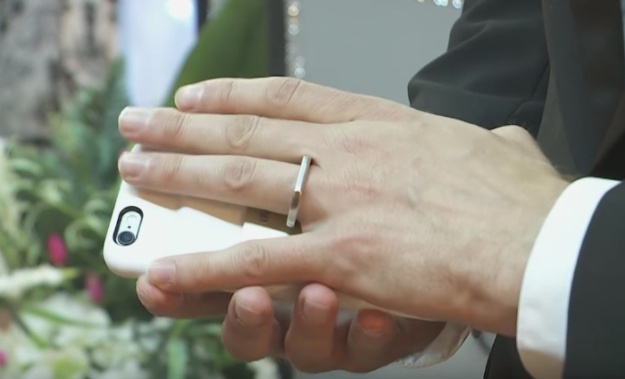 Chang trai cuoi iPhone ve lam vo hinh anh