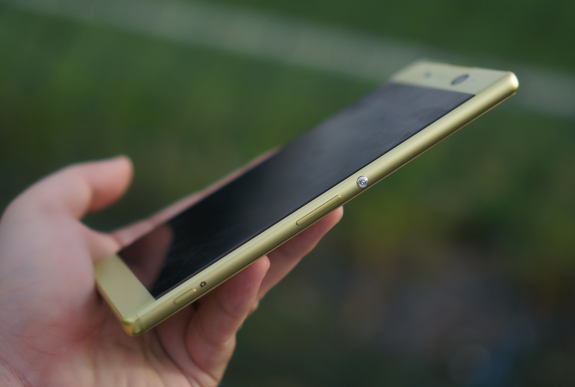 Sony Xperia XA Ultra - phablet dang dep, gia 9 trieu dong hinh anh