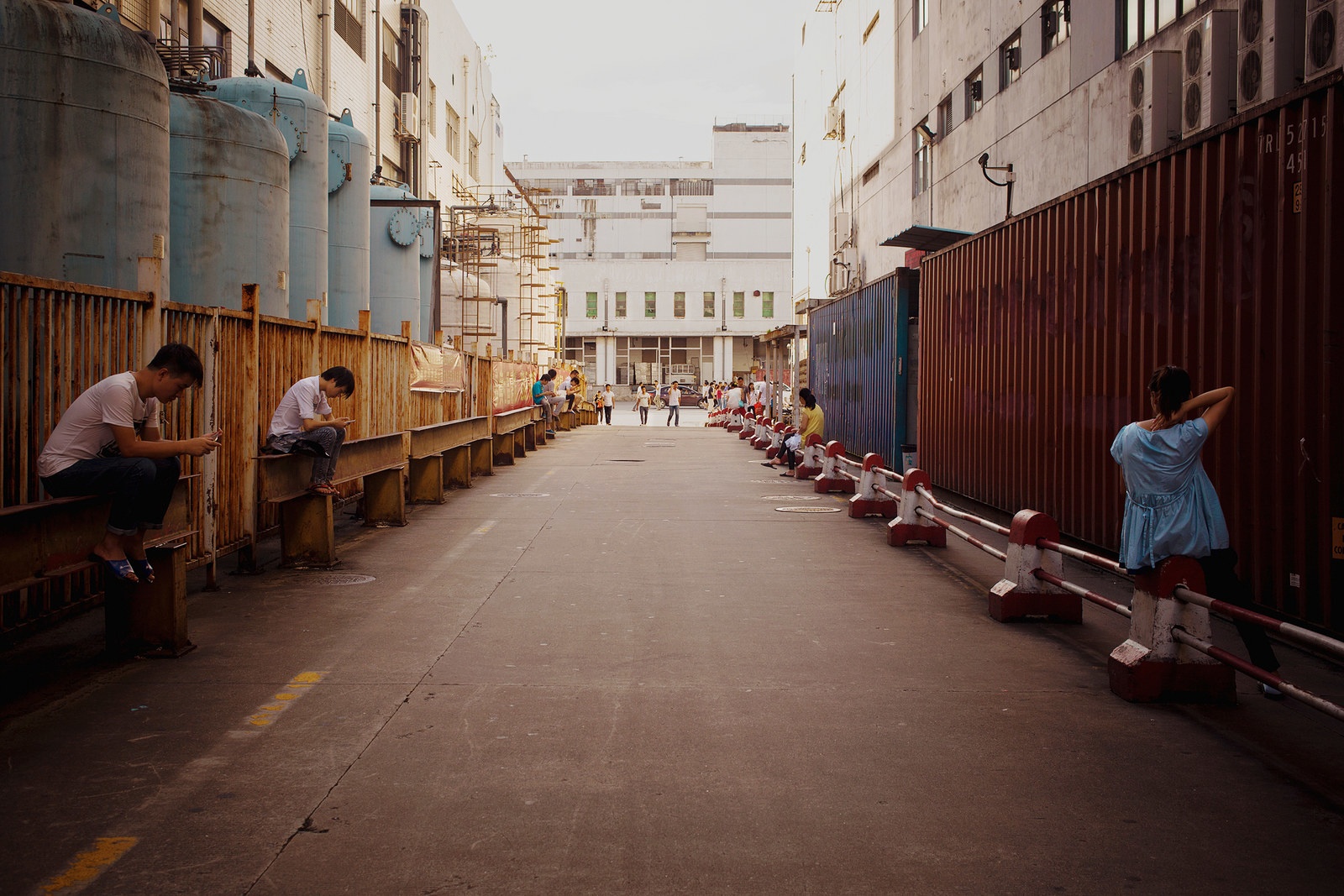 24 gio ben trong thanh pho cua Foxconn hinh anh