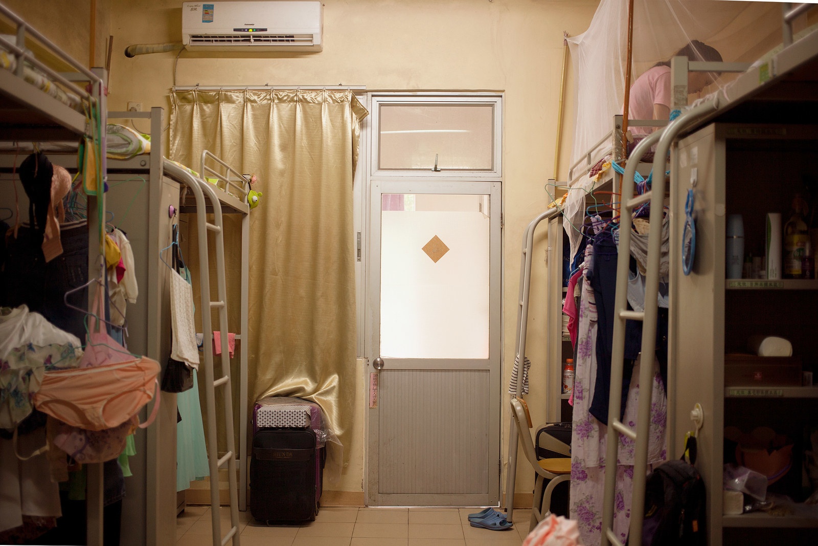 ben trong nha may Foxconn anh 12