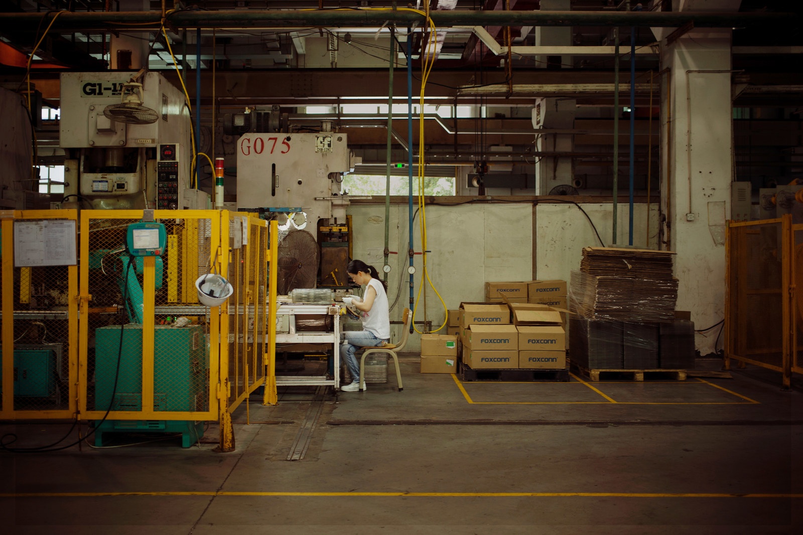 ben trong nha may Foxconn anh 2
