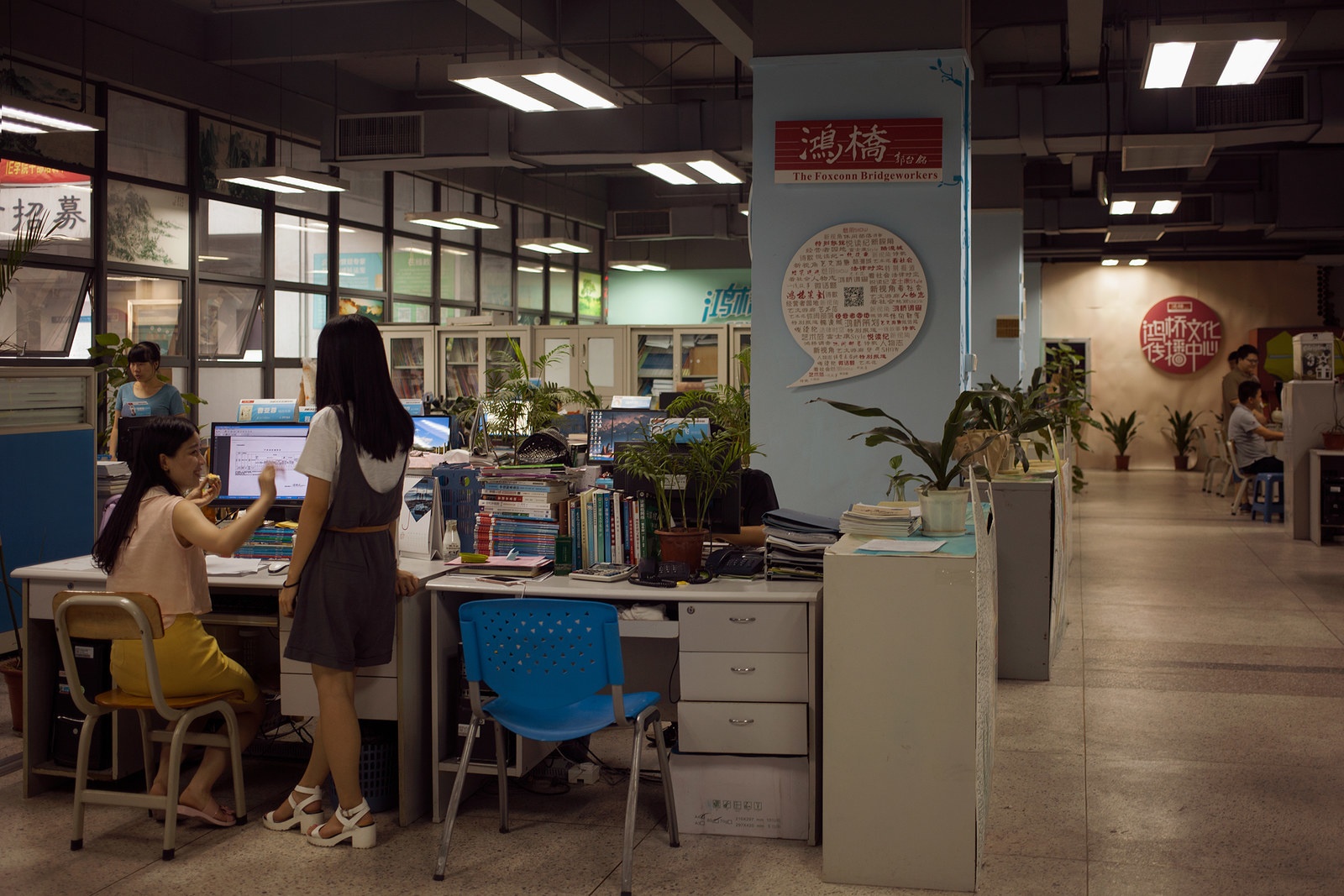 ben trong nha may Foxconn anh 5