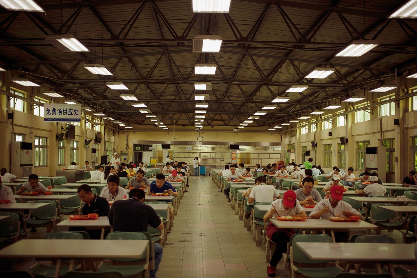 ben trong nha may Foxconn anh 7