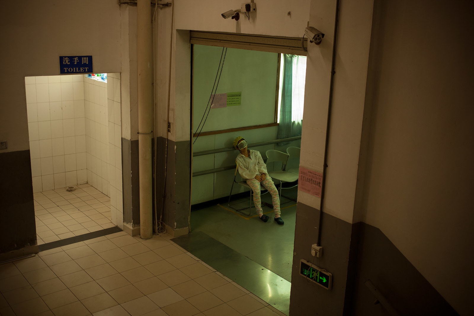 ben trong nha may Foxconn anh 8