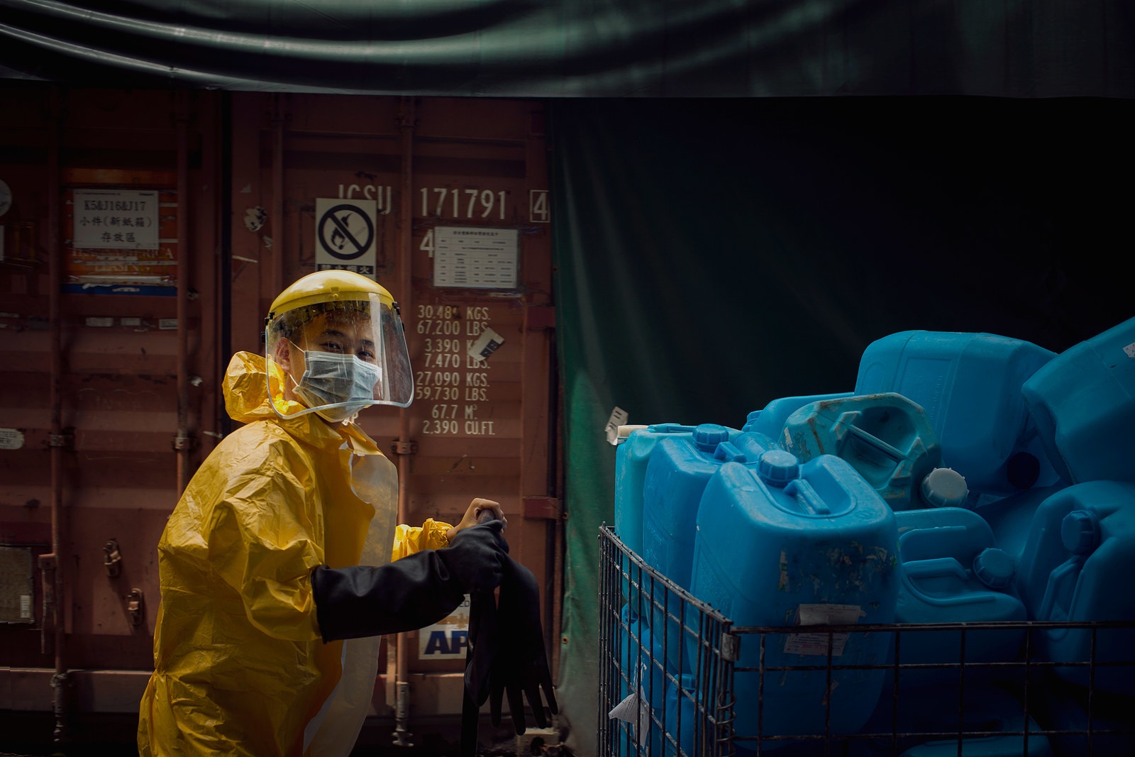 ben trong nha may Foxconn anh 9