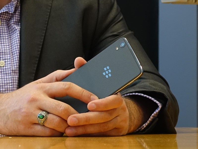 Co ai ban smartphone la nhu BlackBerry? hinh anh