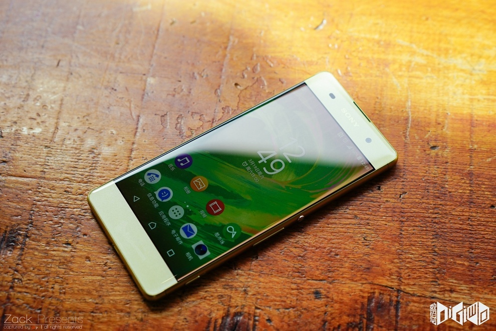 Xperia XA giam gia manh, doi dau Oppo F1s hinh anh