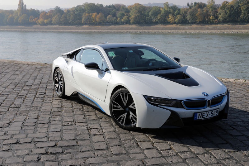 BMW i8 moi manh hon ca Lamborghini Aventador hinh anh