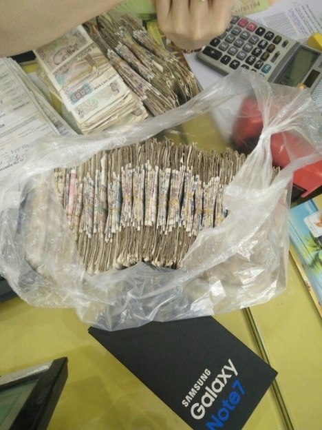 Mang tien le di mua Note 7 anh 2