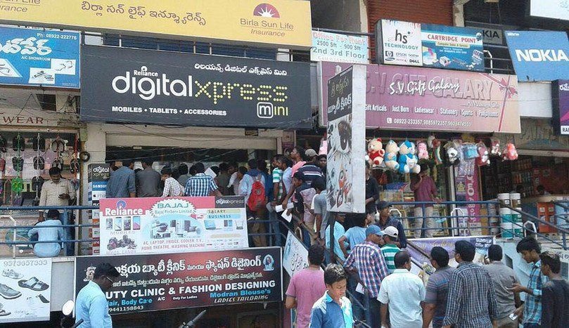 Dan An Do xep hang dong nghit nhan SIM mien phi cuoc 3 thang hinh anh