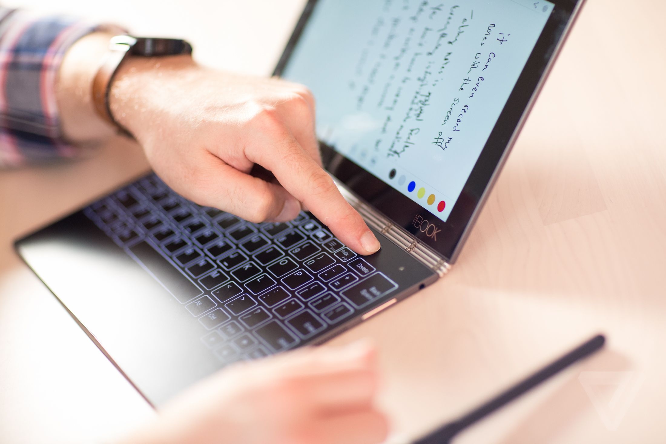 Lenovo Yoga Book co man hinh bien thanh ban phim, bang ve hinh anh