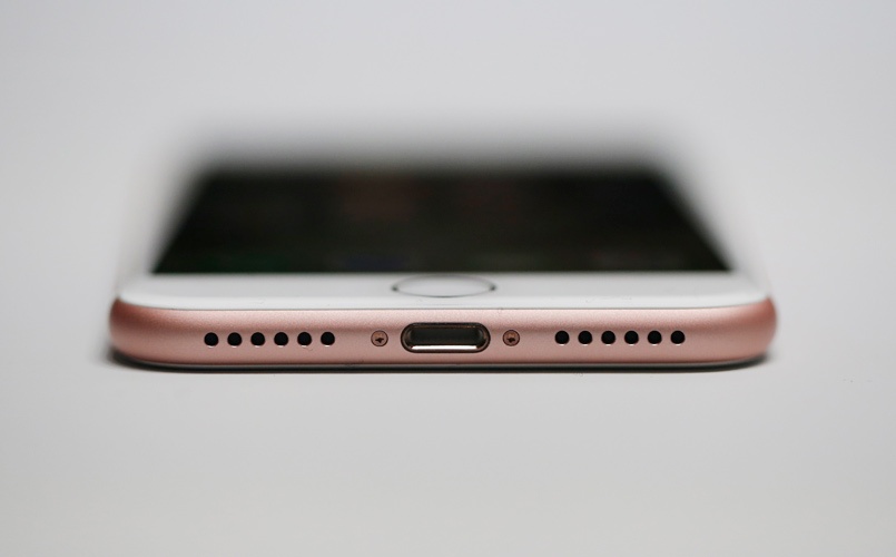 Ly do iPhone 7 khai tu giac cam tai nghe hinh anh