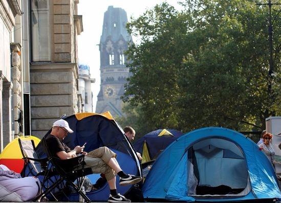 Xep hang mua iPhone 7 truoc 5 ngay hinh anh