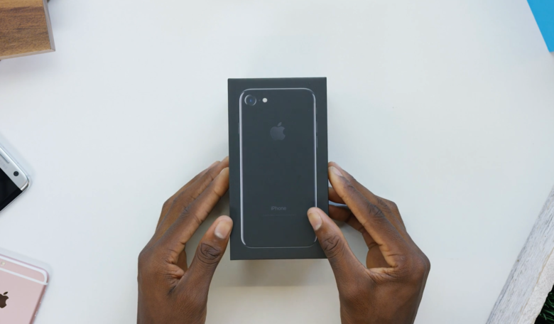 Mo hop iPhone 7 va 7 Plus dau tien hinh anh