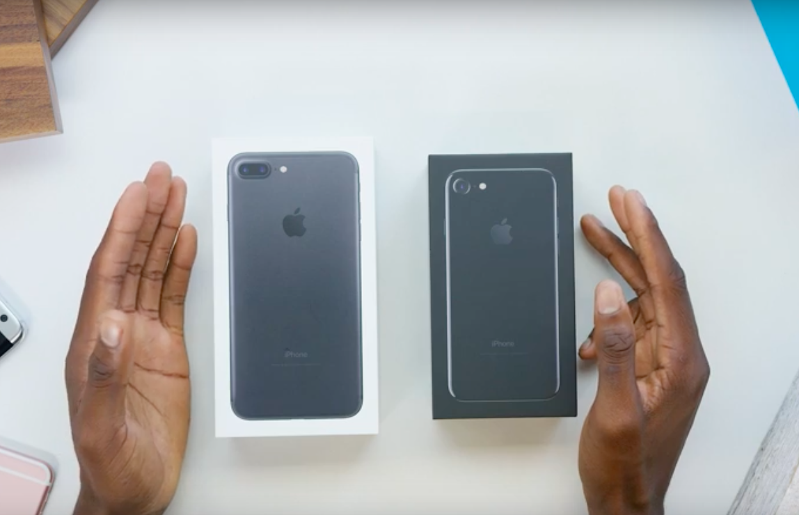 Video mo hop iPhone 7 dau tien tren the gioi hinh anh