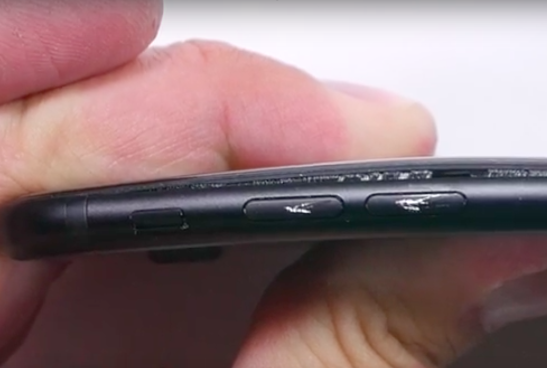 Be cong, tra tan iPhone 7 voi dao hinh anh