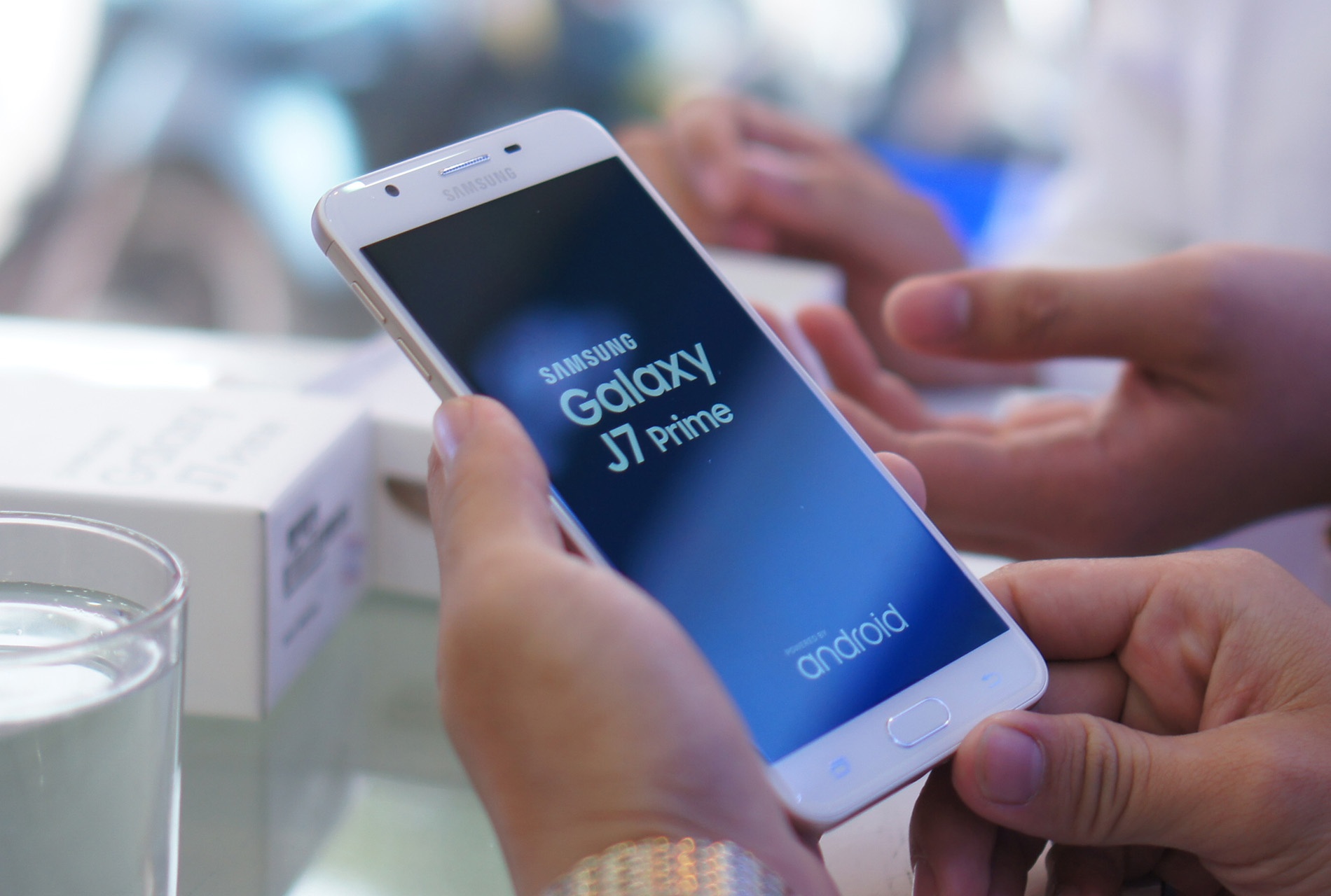 Galaxy J7 Prime len ke ram ro, gia 6,3 trieu dong hinh anh