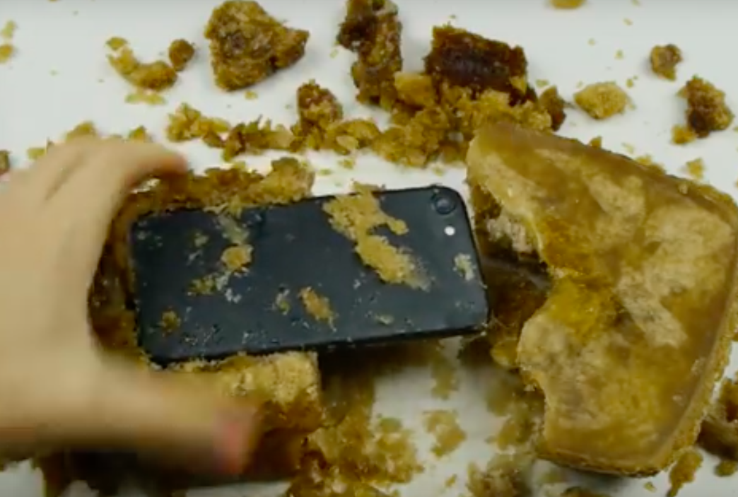 Thu nghiem ngam iPhone 7 trong Coca dong bang hinh anh