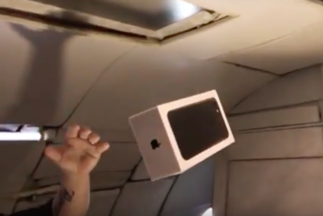 Mo hop, thu nuoc iPhone 7 o moi truong khong trong luong hinh anh