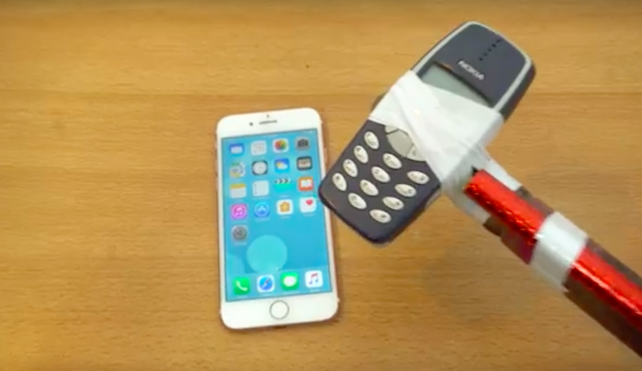 Dung 'bua' Nokia 3310 thu do ben iPhone 7 hinh anh