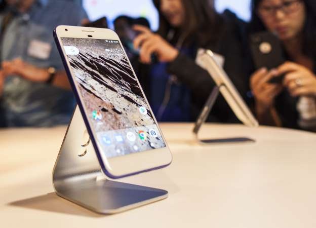 HTC tro lai vai tro cua nguoi gia cong dien thoai thue hinh anh