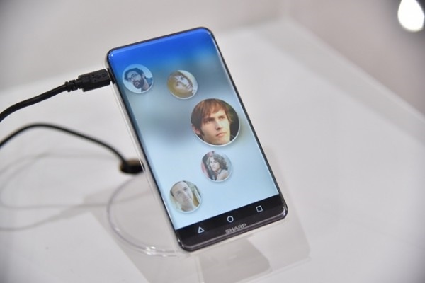 Smartphone man hinh cong, khong ban le tu Sharp hinh anh