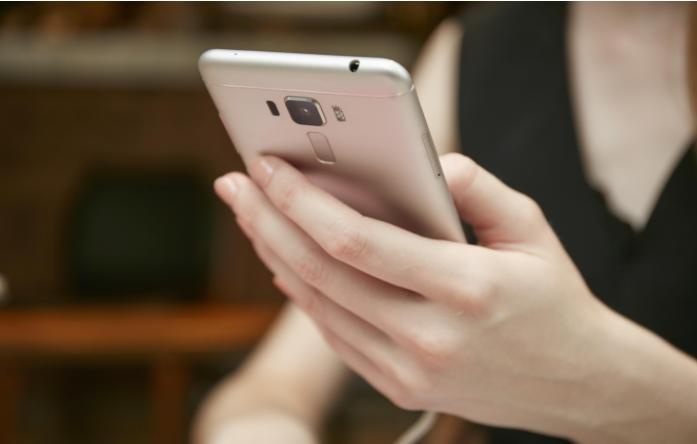 Zenfone 3 Laser len ke, doi dau Oppo F1s va Galaxy J7 Prime hinh anh