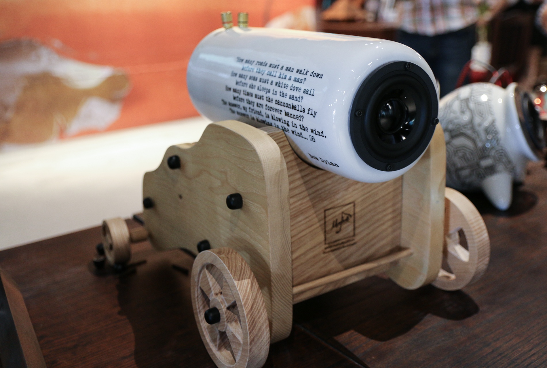 Loa handmade bang chat lieu gom cua nguoi Viet hinh anh