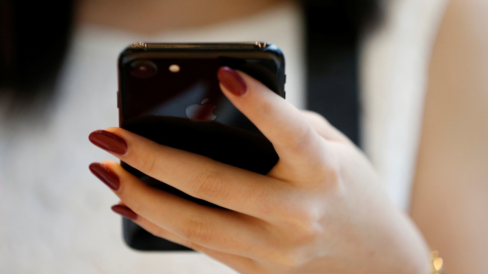 iPhone Jet Black da het chay hang hinh anh