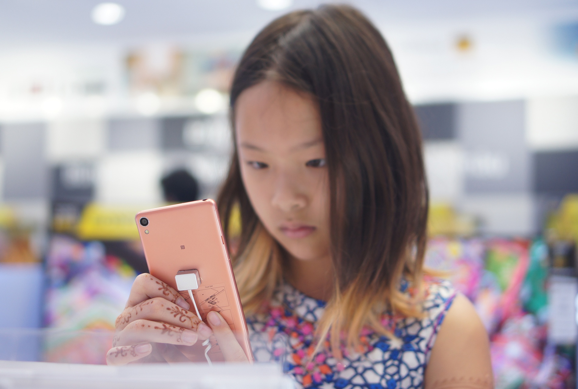 Di dong tam trung thanh ‘noi com’ cua cua hang xach tay hinh anh