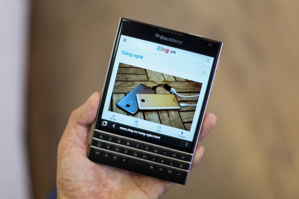 Dan buon xa hang, gia BlackBerry Passport tai VN cham day hinh anh