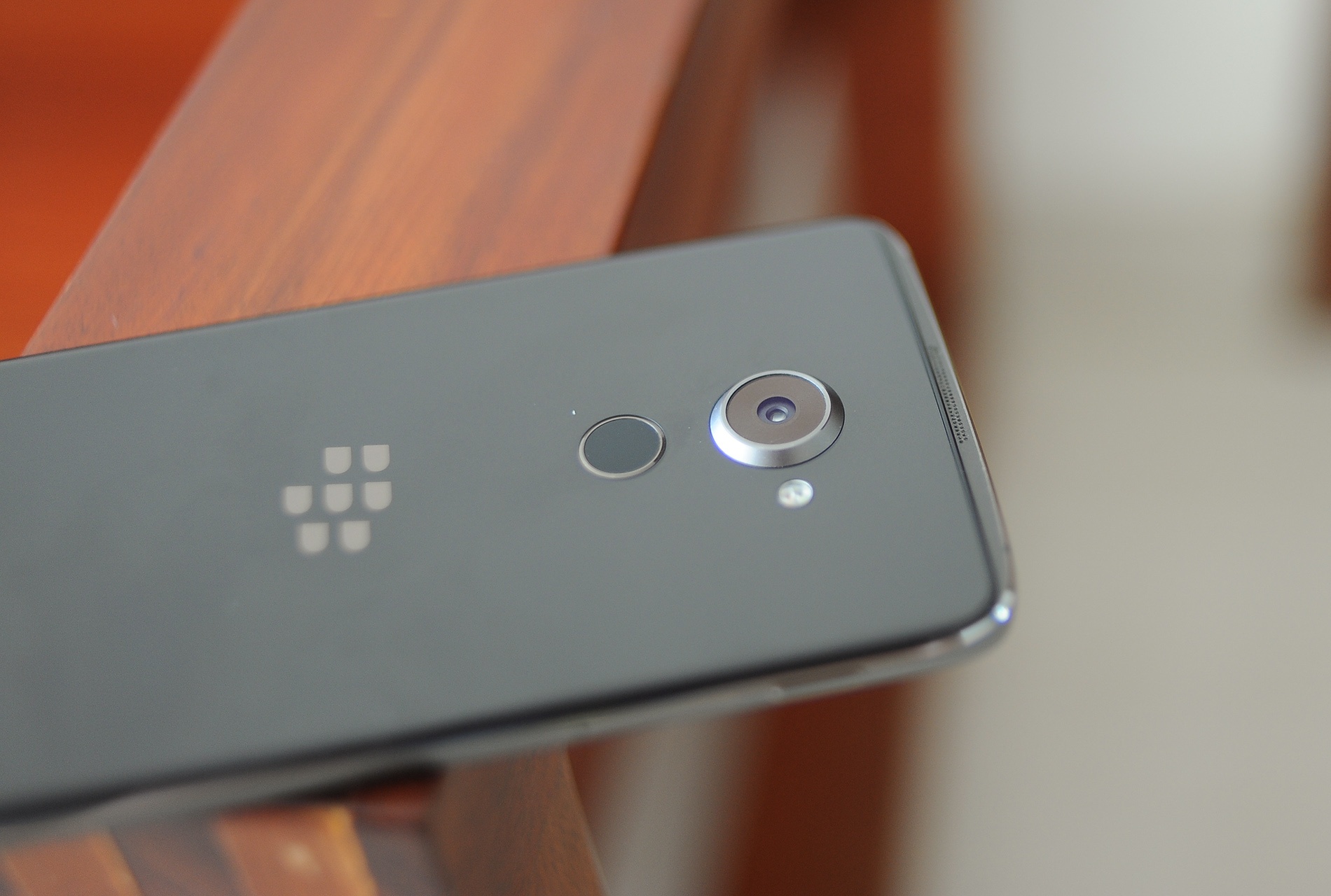 Anh thuc te BlackBerry DTEK60 sap ve Viet Nam hinh anh