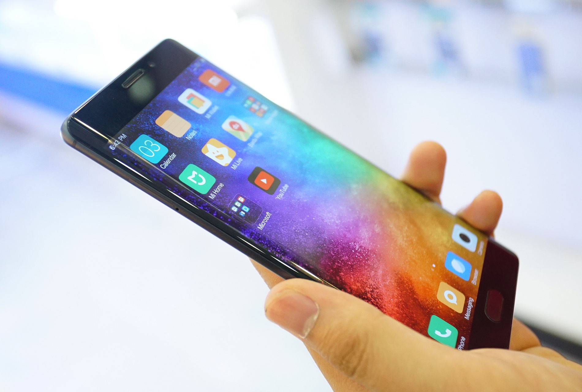 Mi Note 2 man hinh cong gia hon 12 trieu tai Viet Nam hinh anh