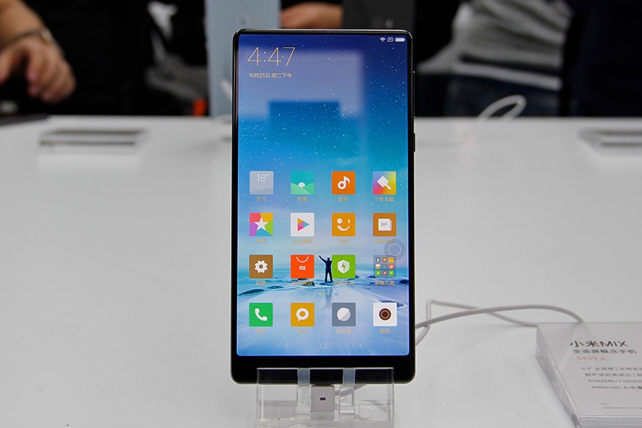 Smartphone cua tuong lai Mi Mix chay hang sau 10 giay hinh anh