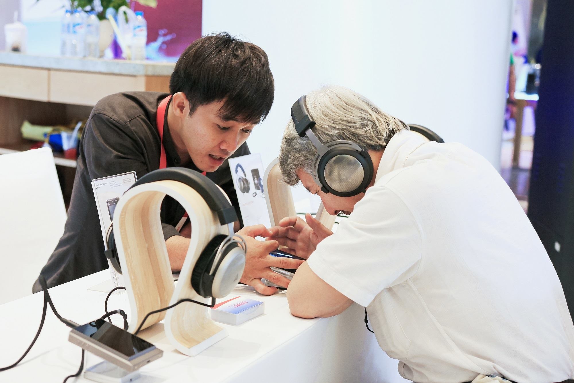 Sap dien ra trien lam tai nghe di dong lon nhat tai HN hinh anh