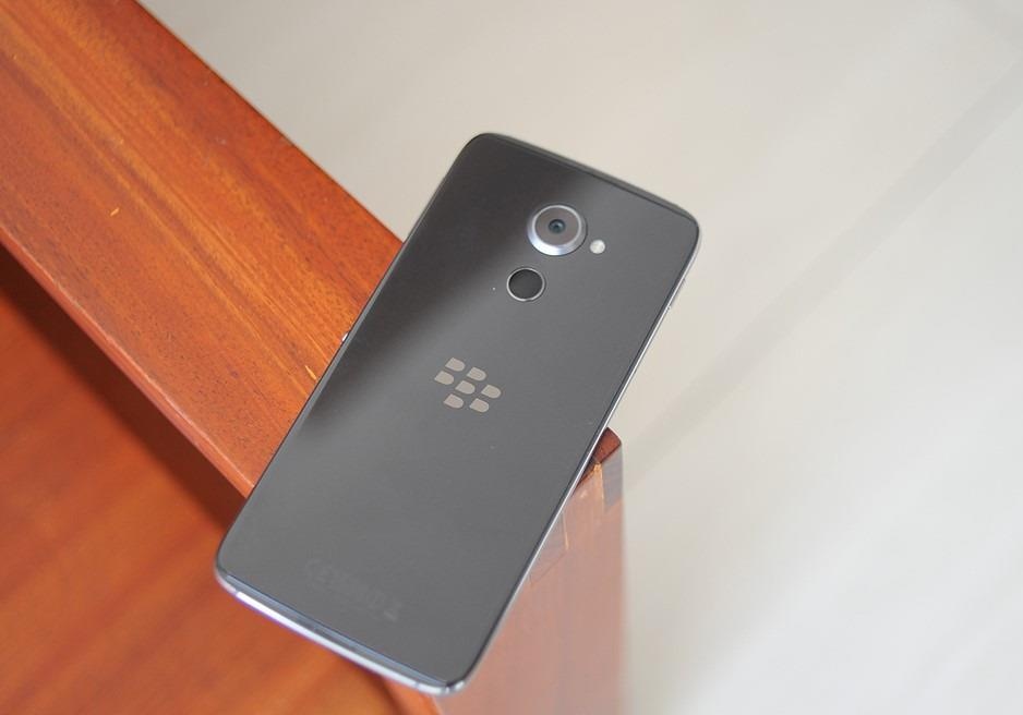 BlackBerry DTEK60 gia 14 trieu, len ke vai ngay toi hinh anh
