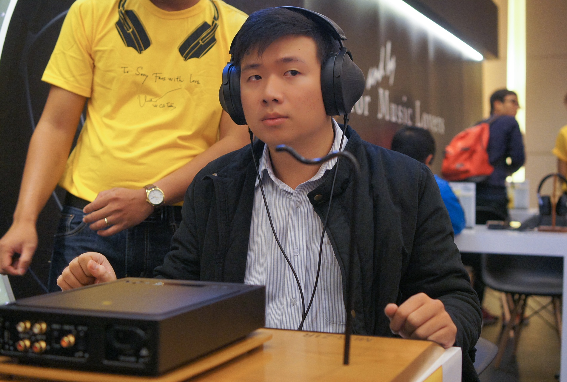 Tai nghe 'chat' tran ngap tai trien lam am thanh di dong HN hinh anh